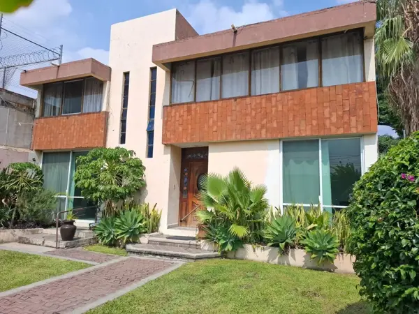 Casa en Avenida principal ideal para negocio