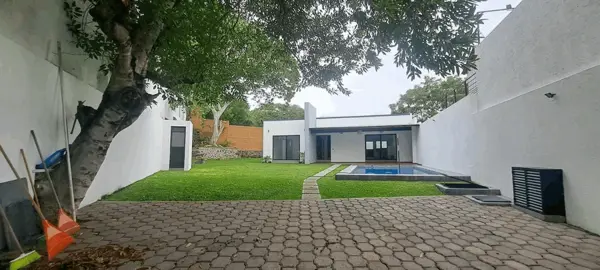Excelente Casa Nueva Un Nivel, 3 Recamaras Baño C/u, Alberca, Gran Jardin, 2 Est. — foto 1 de 16