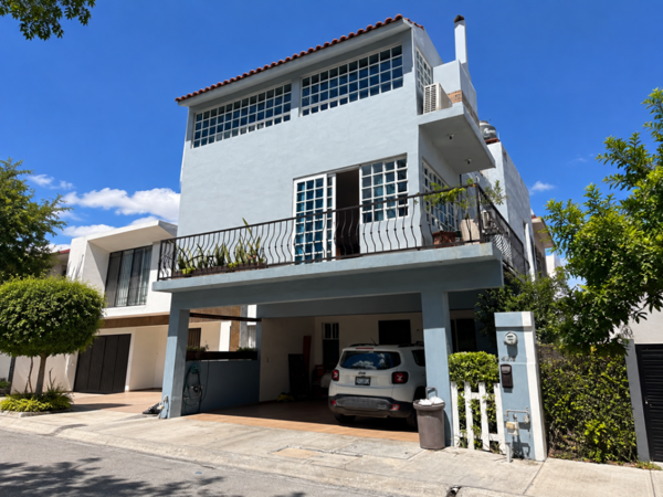 Casa en venta en Céntrika, Monterrey, Nuevo León