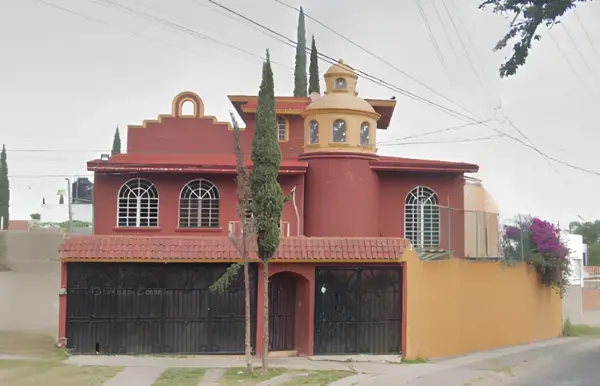 Casa en Venta San Pedro Tlaquepaque: Amplia, Bien Ubicada y con Balcón