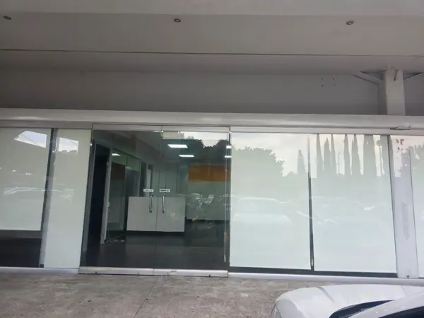 LOCAL COMERCIAL EN RENTA — PLAZA PRADOS CAMELINAS