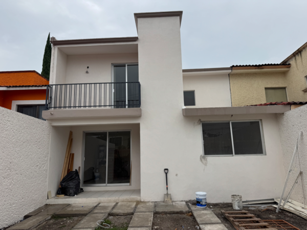 Casa en venta remodelada 4 recámaras, 1 en PB, Corregidora, Qro