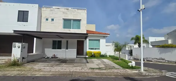Casa en Venta en Residencial el Refugio en esquina