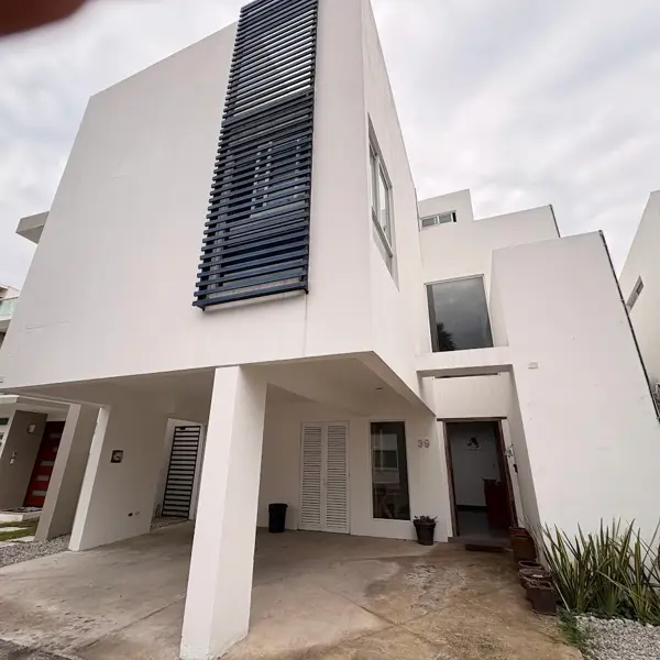 Renta casa amueblada. Cluster Puebla Blanca. Lomas de Angelópolis
