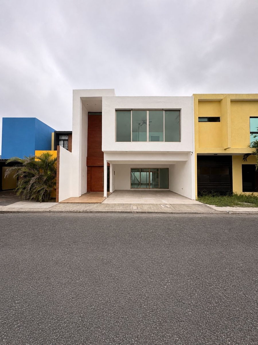 Casa en venta en Lomas de la Rioja, Alvarado — foto 1 de 26