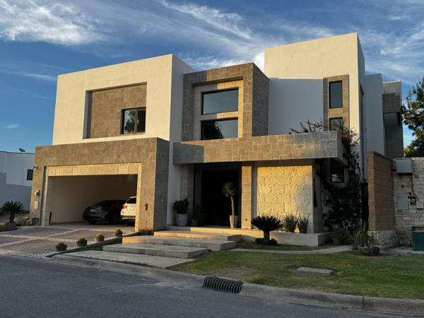 Exclusiva casa en venta en Las Villas, bajo valor avalúo, súper oportunidad.