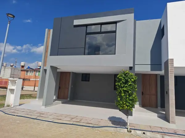CASA EN VENTA FRACCIONAMIENTO CON AMENIDADES  PREMIUM, 
4 HABITACIONES RECAMARA EN PLANTA BAJA,