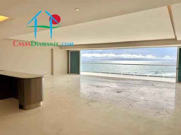 Departamento de lujo, completamente remodelado, a pie de playa, con vista al mar