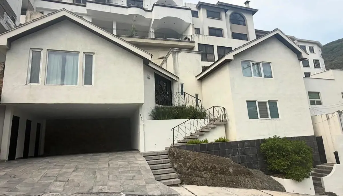 Casa en venta en Jardines de San Agustin, San Pedro Garza García — foto 1 de 17