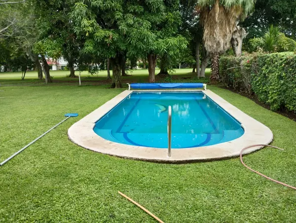 EXCELENTE UBICACIÓN, PRECIOSA VISTA AL CAMPO DE GOLF, UNA PLANTA, TRES RECÁMARAS, AMUEBLADA.