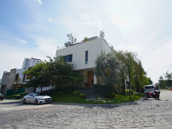 CASA EN VENTA EN FRACCIONAMIENTO PUERTA LAS LOMAS, ZAPOPAN
