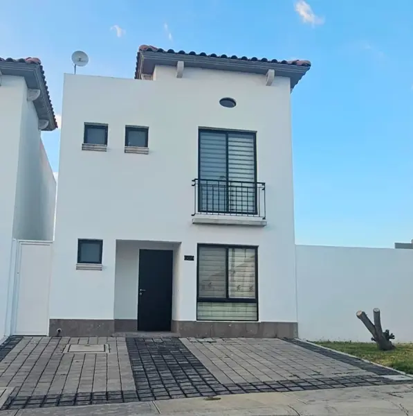 CASA C/EXCEDENTE DE TERRENO (296 m2 TOTAL) CERCA DEL NUEVO COSTCO Y CHEDRAUI DE CARR A HUIMILPAN
