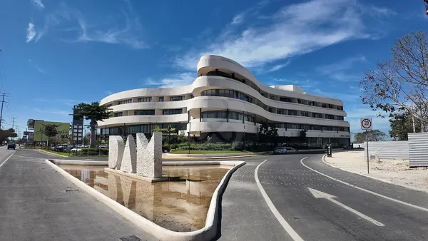 Renta de Locales Comerciales con servicios incluidos en Segundo Nivel