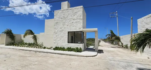 Terreno en privada cerca del mar en Chicxulub Puerto | Con luz a pie de lote y acceso controlado