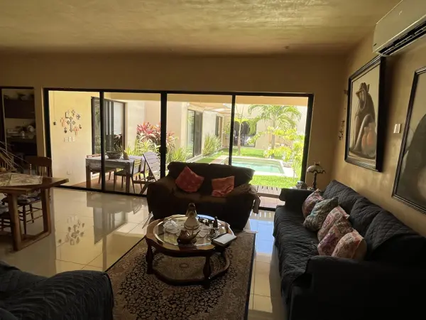Casa estilo colonial de 1 planta, piscina, 3 cuartos más servicio