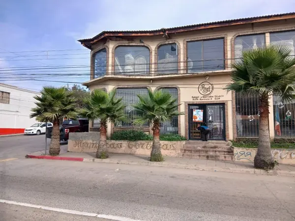 Se renta Local Comercial con 2do piso y esatacionamiento