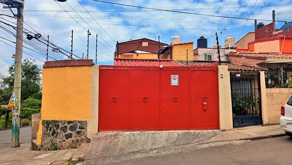 CASA SOLA EN ESQUINA