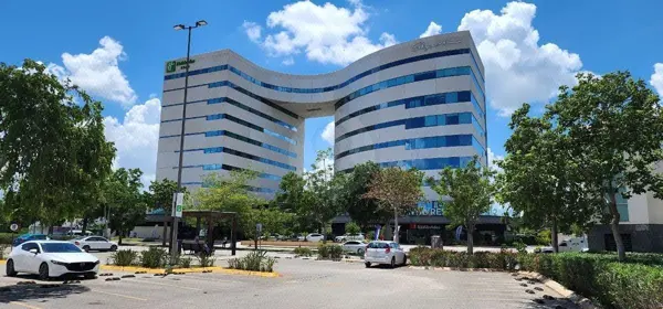 Renta de Oficina en Torre frente a plaza la Isla