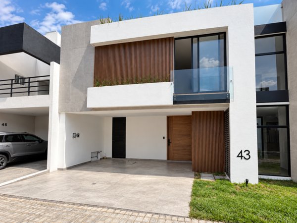 CASA CON HABITACIÓN EN PLANTA BAJA EN VENTA EN PARQUE CHIAPAS, LOMAS DE ANGELÓPOLIS