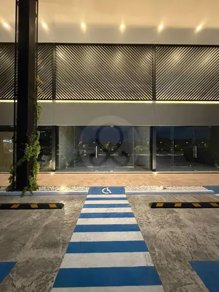 Locales en Renta en Planta baja con Mezzanine en Temozon Norte — foto 1 de 17