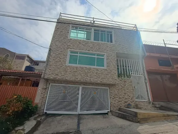 AMPLIA CASA CON HERMOSOS ACABADOS Y BUENA DISTRIBUCION