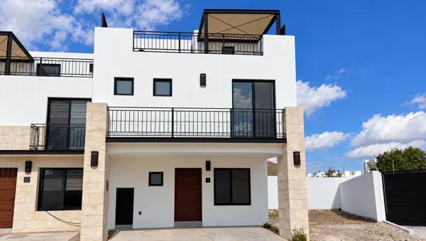Casa en remate hipotecario en Ampliación El Refugio, Querétaro con cuatro recámaras