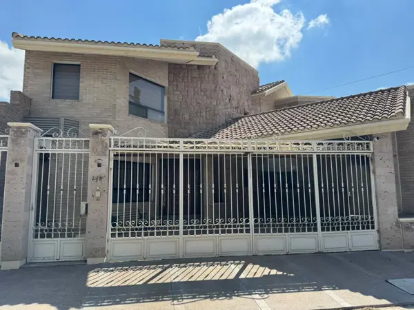 Casa en Venta en Las Margaritas, Torreón - Espaciosa y Bien Ubicada