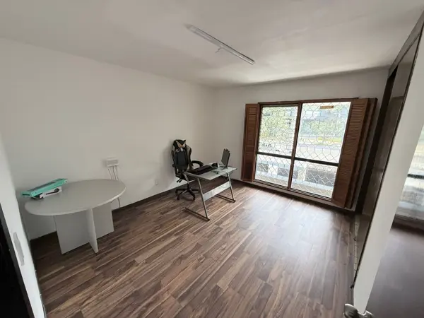 Oficina en renta en Av. Vallarta con servicios incluidos