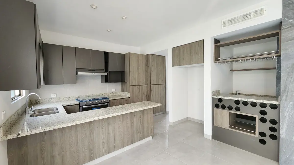 Vista 4 de Casa en Venta en Villa Romana, Espacio y Confort en Ubicación Privilegiada y frente a área verde