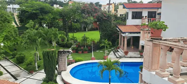 CASA EN VENTA EN FRACC. BRISAS CON 5 DEPARTAMENTOS INDEPENDIENTES. ALBERCA Y DOBLE JARDIN.