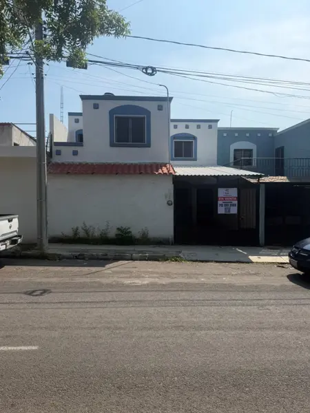 Casa en Venta en Jardines de la Estancia, Colima: Ubicación Estratégica y Comodidades — foto 1 de 21