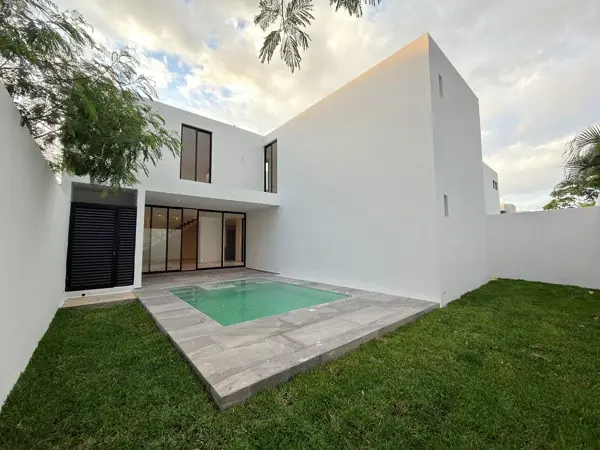 Casa en Venta en Privada con Amenidades en Cholul, Merida — foto 1 de 21