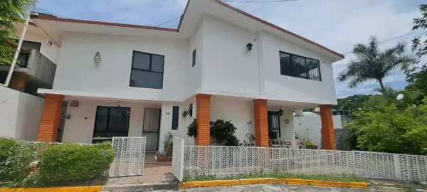 Excelente Casa Super Ubicada en Lomas de Cuernavaca 3 Recamaras y Un Gran Estudio o Una 4a Rec. — foto 1 de 10