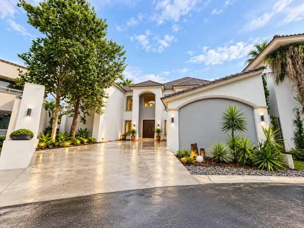 Residencia en venta en Canterías, Carretera Nacional, con alberca y recámara en planta baja — foto 1 de 22
