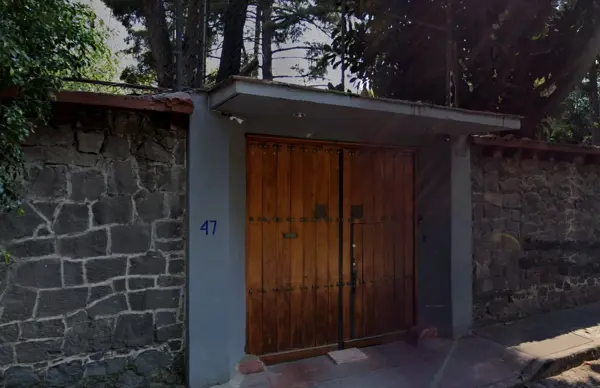Casa en remate bancario en Chimalistac, Álvaro Obregón con gran jardín y amplias áreas — foto 1 de 10