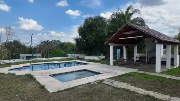 Quinta en venta en Montemorelos con cancha, alberca y paneles solares — foto 1 de 37
