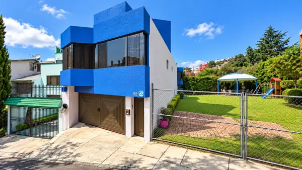 Casa en Remate en Naucalpan: Espacios Amplios y Comodidad — foto 1 de 14