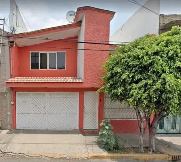Casa en Venta en Nezahualcóyotl - Espaciosa y Accesible con 4 Recámaras — foto 1 de 10