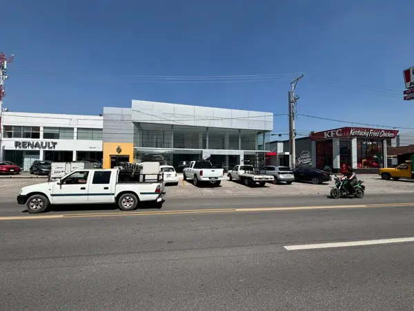 Local comercial en renta ideal para agencia automotriz en Celaya, zona Agencias — foto 1 de 15