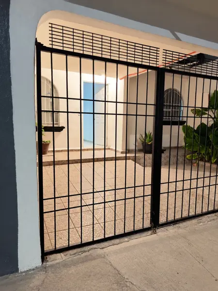 Un Nivel Amueblada para 1 o 2 Personas con Cochera y Protecciones Cerca Zona Ind. — foto 1 de 13