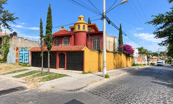 Casa independiente en Residencial El Tapatío, San Pedro Tlaquepaque - Oportunidad de recuperación — foto 1 de 14