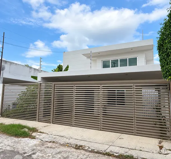 Casa en Venta en Jardines de Vista Alegre, Mérida: Amplia y Céntrica con Piscina — foto 1 de 16