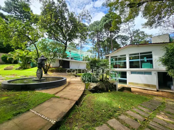 Residencia Exclusiva en Avándaro | Alberca Techada y Gran Jardín — foto 1 de 48