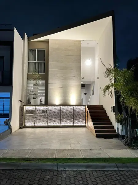 Venta de casa moderna con piso doble altura en la Antigua Cementera — foto 1 de 22