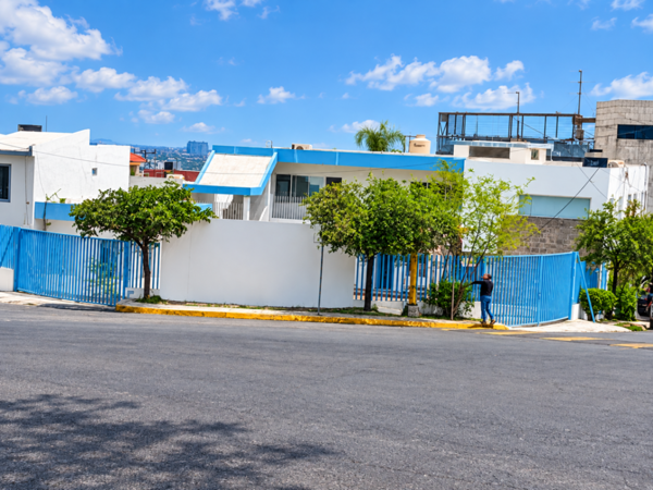 Local y/o terreno comercial en venta en Descubridores, Cumbres, Monterrey. — foto 1 de 4