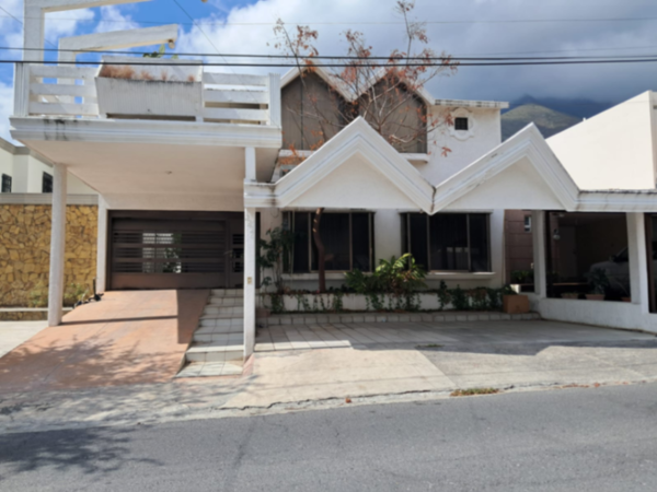 Casa en Venta en Zona Residencial Cumbres 2o. Sector — foto 1 de 16