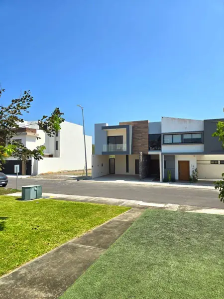 Casa con Alberca en Fracc. Lomas de La Rioja — foto 1 de 22