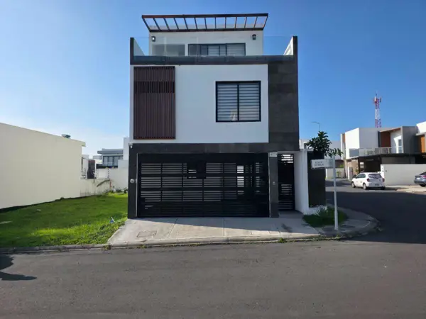 Casa con Alberca en Venta Fracc. Lomas de La Rioja — foto 1 de 16