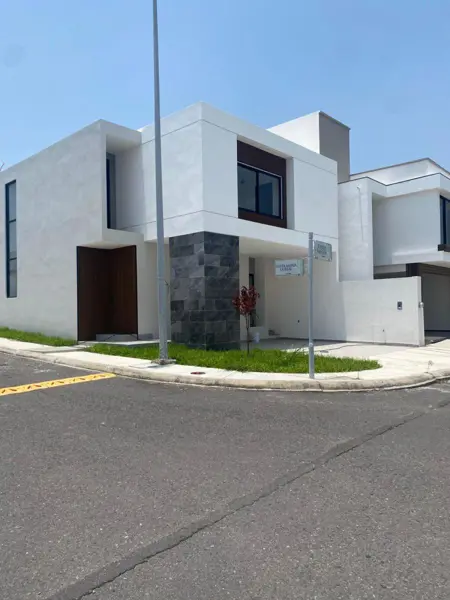 Casa en Venta Fracc. con Casa Club y Alberca — foto 1 de 13