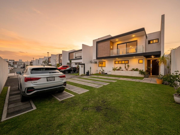 Casa en venta en San Lorenzo Coacalco, Metepec con amplias amenidades — foto 1 de 15